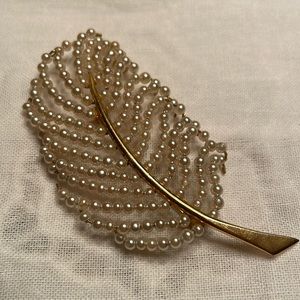 Ultimate vintage elegance faux pearl feather brooch pin